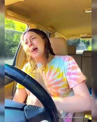 Cantando Britney, motorista capota carro e grava tudo nos EUA