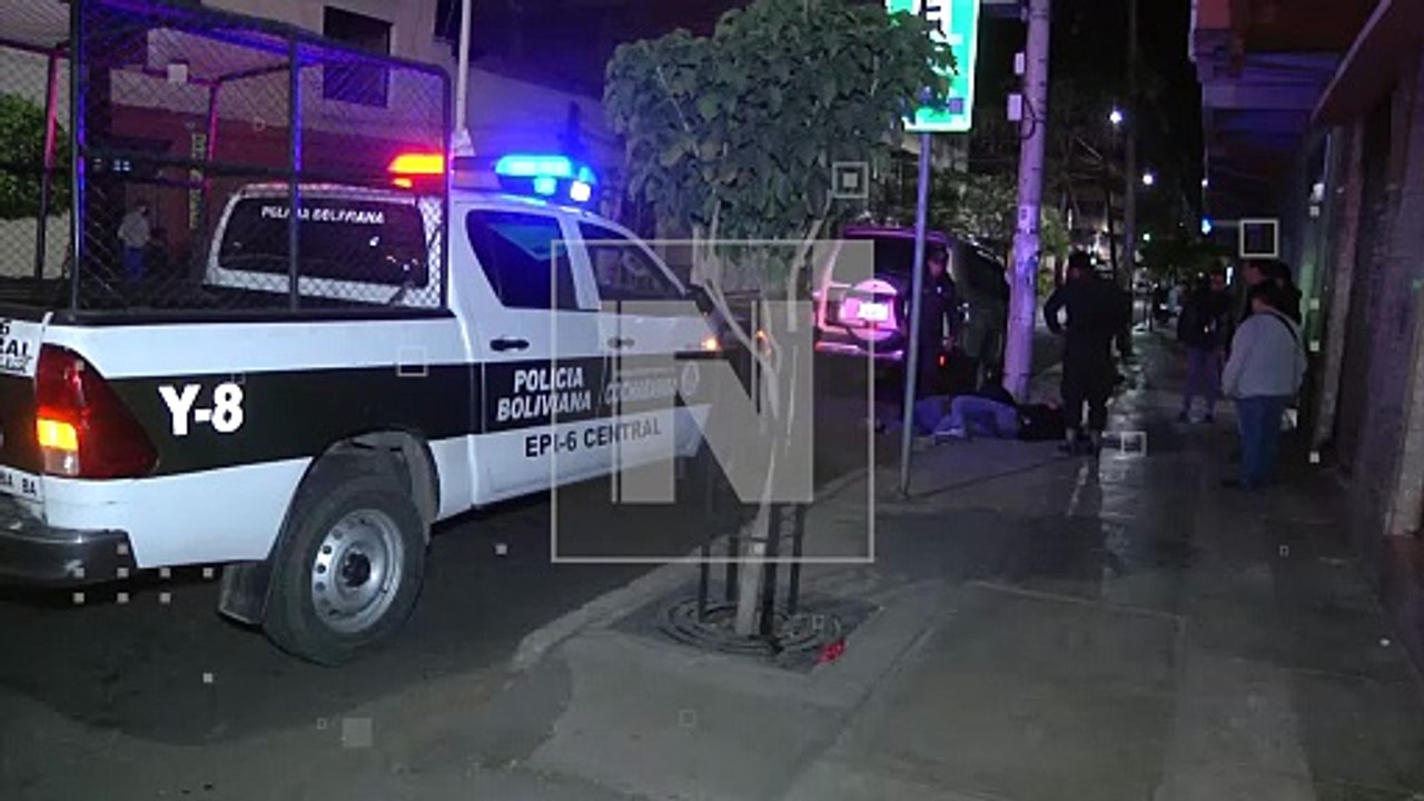 Pareja es hallada inconsciente en plena vía pública en la calle 16 de Julio y Ecuador de Cochabamba