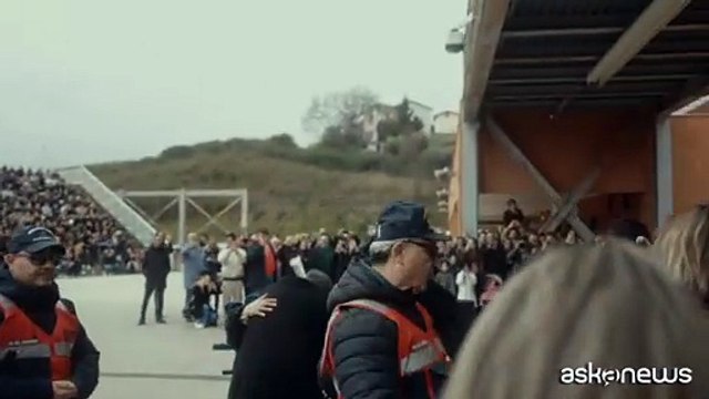 Bagno di folla per il ritorno a casa di Brunori Sas dopo Sanremo