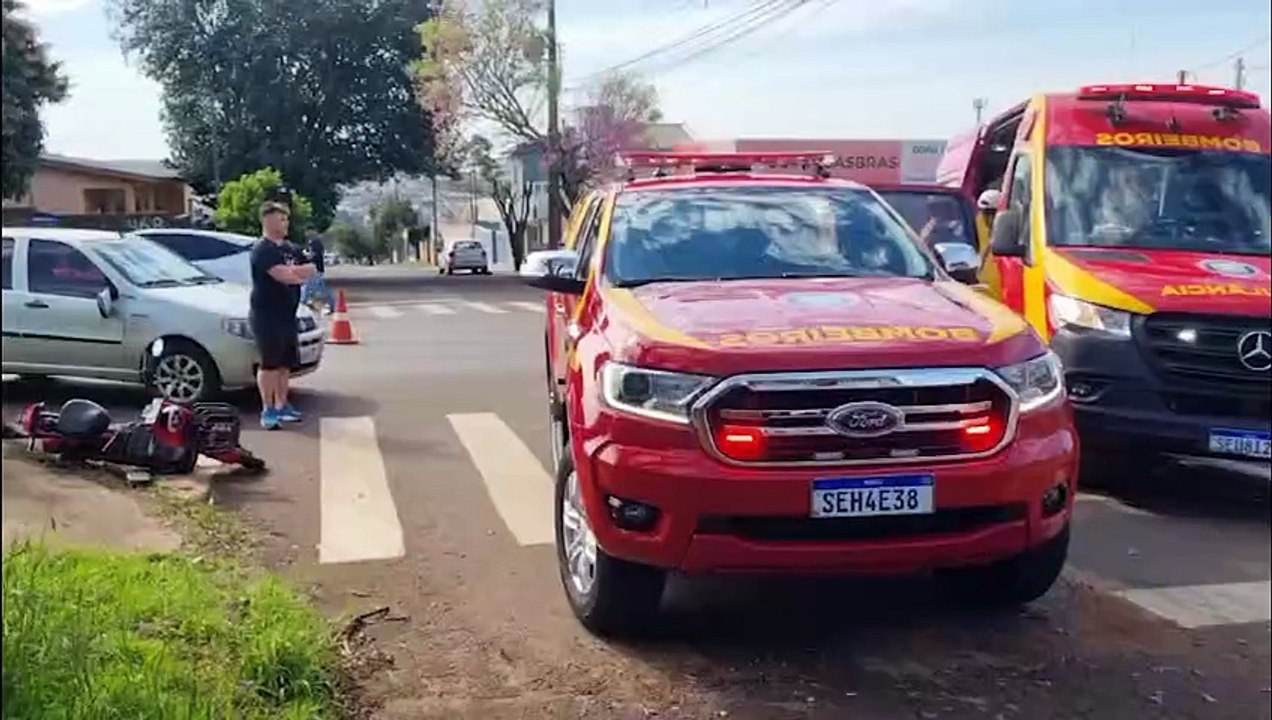 Mulher sem capacete em veículo elétrico sofre ferimentos graves após acidente com Palio