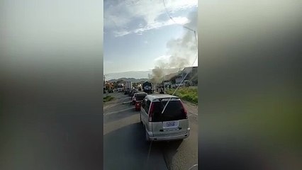 Fuerte choque con incendio en Villa Tunari dejó un auto calcinado en la ruta a Santa Cruz (Video)