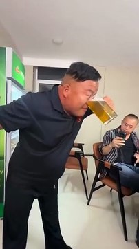 Drole de façon de boire de la bière