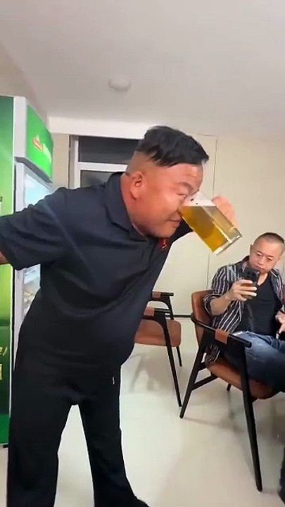 Drole de façon de boire de la bière