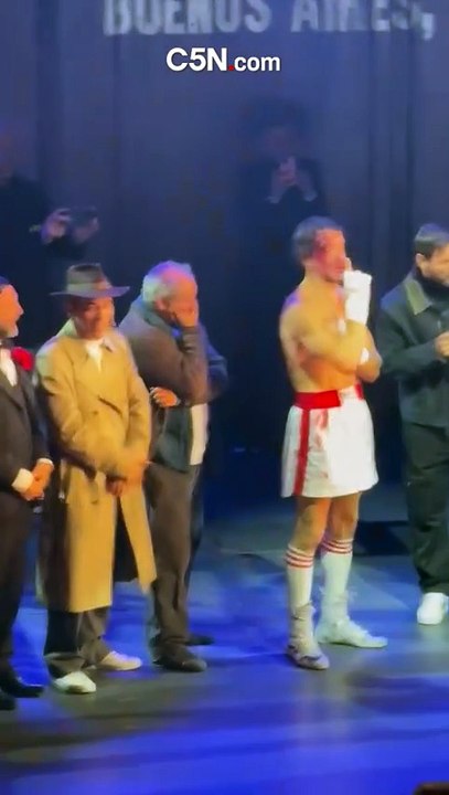 ¡Visitó a su amigo! Lionel Messi desata emoción al aparecer en el teatro (Video)