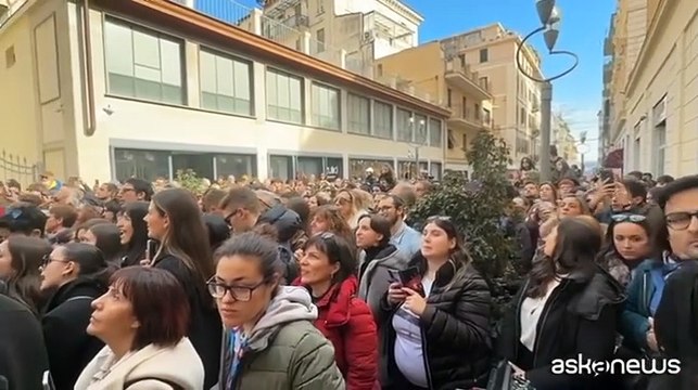 Achille Lauro conquista la folla: show a sorpresa a Sanremo