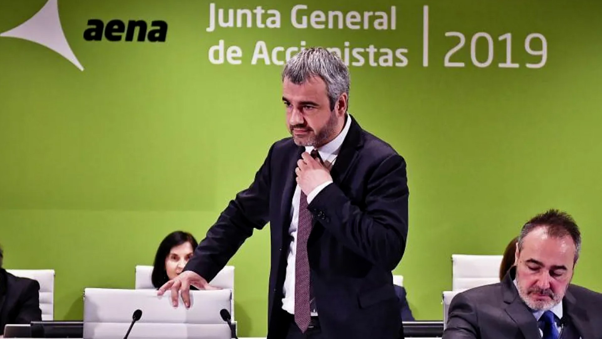 El presidente y consejero delegado de Aena, Maurici Lucena, calific� este mi�rcoles de "chantaje" el anuncio de Ryanair de reducir 16 % de las plazas (un mill�n) que ofrecer� en Espa�a durante el pr�ximo invierno del hemisferio norte respecto a la temporada pasada.