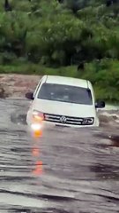 Cabeça d'água quase engole carro que atravessava ponte invertida em SC; VÍDEO