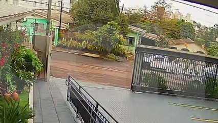 Vídeo: Caminhonete atropela cachorro no Bairro Parque São Paulo