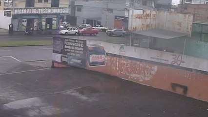 Imagem flagra batida entre três veículos na Avenida Brasil em Cascavel