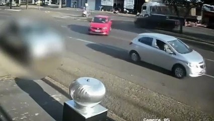 Câmera flagra acidente no PR; imagens são impressionantes