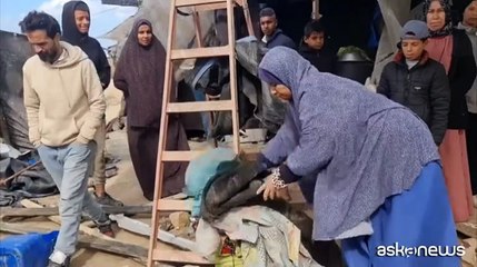 A Gaza, vento e pioggia si abbattono sulle tende degli sfollati a Khan Yunis