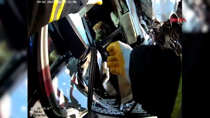 Araçta sıkışan yaralıyı itfaiye kurtardı