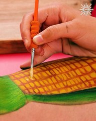 When legs become the artist's muse 🎨👩‍🎨