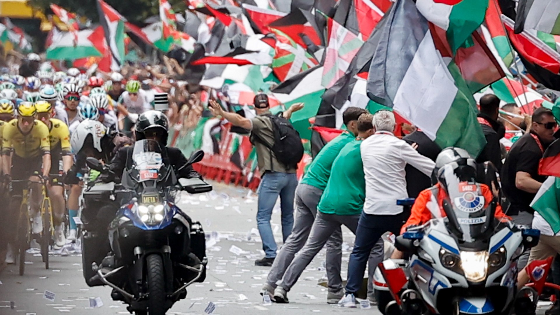 Tensión en La Vuelta de Bilbao por la presencia de manifestantes a favor de Palestina