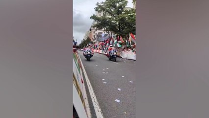 El primer paso por meta de La Vuelta en Bilbao