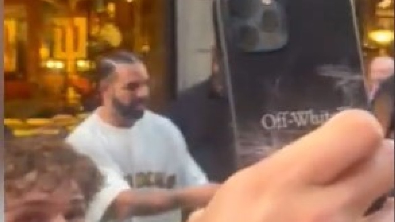 Il rapper Drake fa shopping nel quartiere Brera a Milano: foto e autografi con i fan