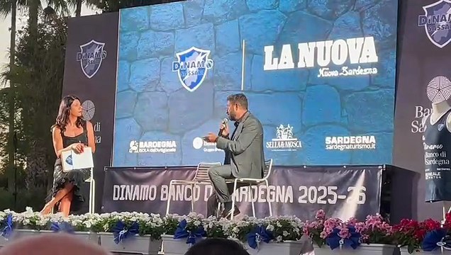 Presentazione Dinamo 2025-26: il siparietto tra Geppi Cucciari e il direttore della Nuova Sardegna Luciano Tancredi