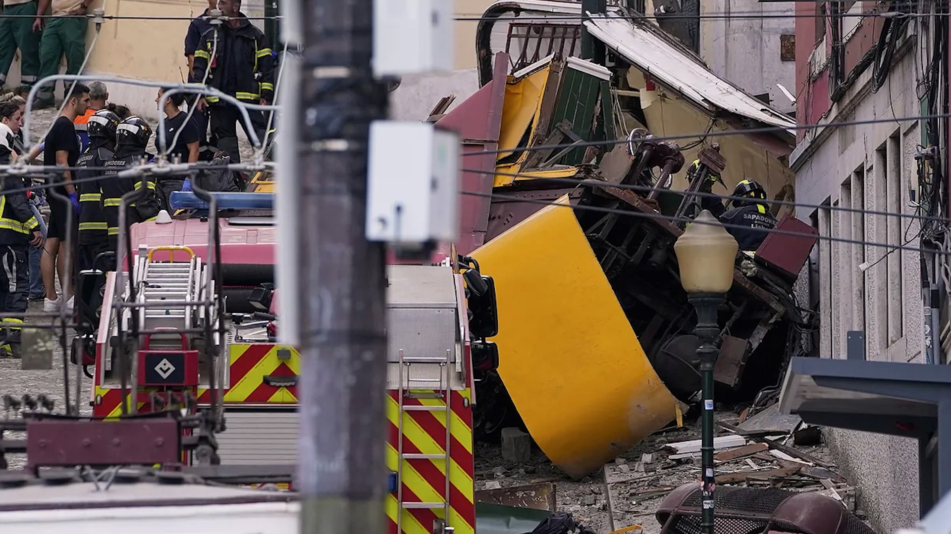 Varias personas han fallecido este mi�rcoles en Lisboa tras el descarrilamiento de uno de los vagones del elevador de Gl�ria, un funicular muy frecuentado por turistas, que se ha estrellado dejando adem�s heridos, seg�n inform� la agencia Reuters citando a fuentes de los servicios de emergencia.

Las im�genes difundidas desde el lugar muestran el vag�n, similar a un tranv�a pero dise�ado para subir y bajar la colina de la capital portuguesa, casi destruido y con el techo completamente aplastado.