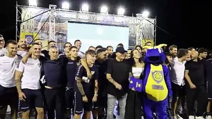 Calcio, la presentazione della nuova Carrarese: entusiasmo alle stelle