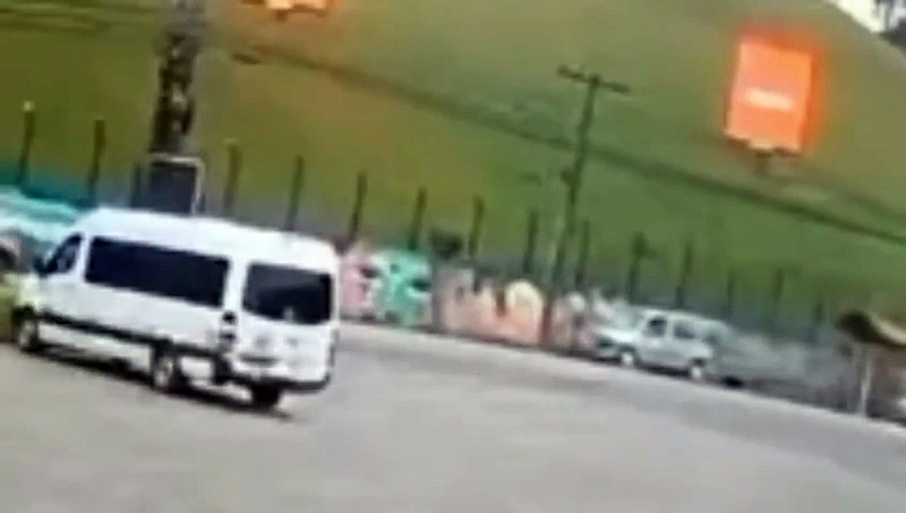 Acidente duplo deixa dois feridos e mobiliza até helicóptero em Joinville; veja vídeo