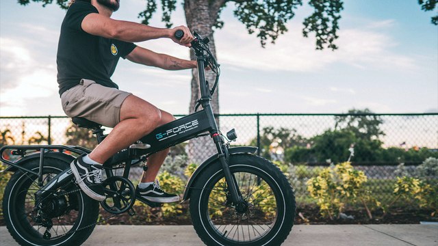 Afinal, equipamentos de mobilidade podem andar no meio da rua ou não?