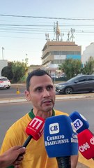 Senador Cleitinho Azevedo em frente ao condomínio Solar de Brasília