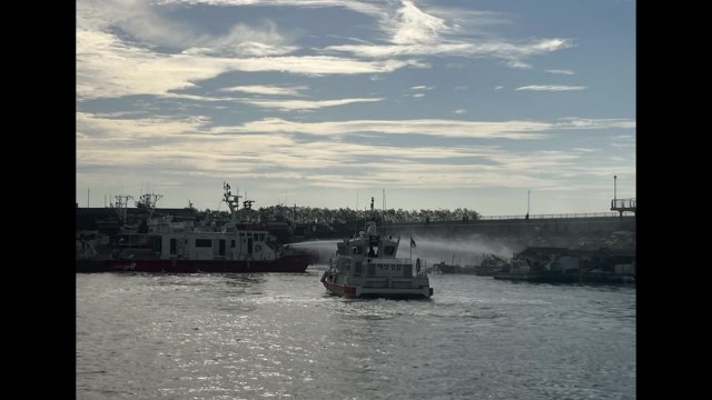 군산 비응항서 어업 바지선 불... 인명 피해 없어 / YTN