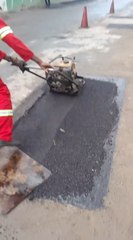 Serviço de tapa-buraco na Rua Joaquim Ferreira, no bairro Jardim das Margaridas, em Salvador. A ação foi realizada nesta quarta-feira, 3 de setembro, graças a Tony, liderança no bairro, Hebert, comerciante no bairro, e o deputado estadual Penalva.