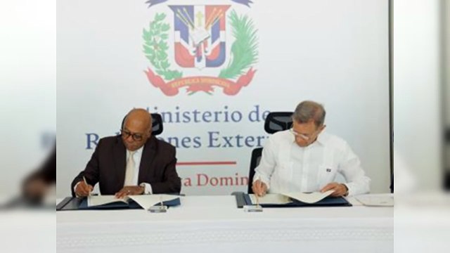 Mirex firma acuerdo para agilizar servicios consulares a futbolistas