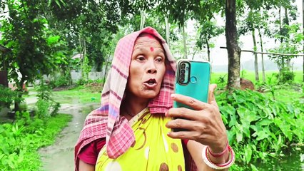 পাশের বাড়ির শাশুড়ি ক্যামেরাম্যানের হাস্যকর মুহূর্ত 🤣