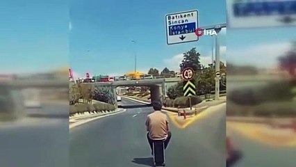 Bir kişi trafikte elektrikli valizle yolculuk yaptı