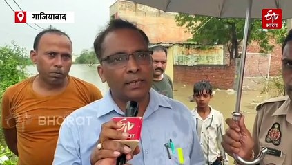 गाजियाबाद: बाढ़ में डूबे घर, शेल्टर होम में नहीं जाने को तैयार लोग, बोले- घर से सामान चोरी होने का अंदेशा