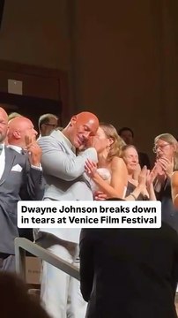 ذا روك ينهار من البكاء في فينيسيا أثناء عرض فيلمه ذا سماشينج ماشين The Smashing Machine