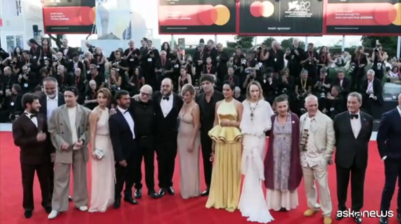 A Venezia sfilano Bruni Tedeschi con la mamma e Jason Momoa in rosa
