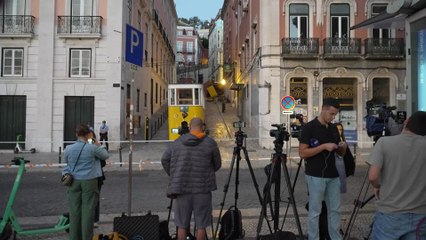Moradora de Lisboa em lágrimas no devastador local do acidente de trem