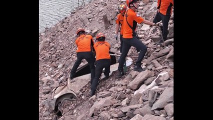 '극한 가뭄' 강릉 오봉저수지서 22년 만에 승용차 발견 / YTN