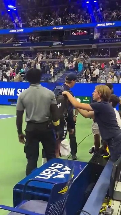 Un uomo cerca di aprire la sacca di Sinner alla fine del match contro Bublik