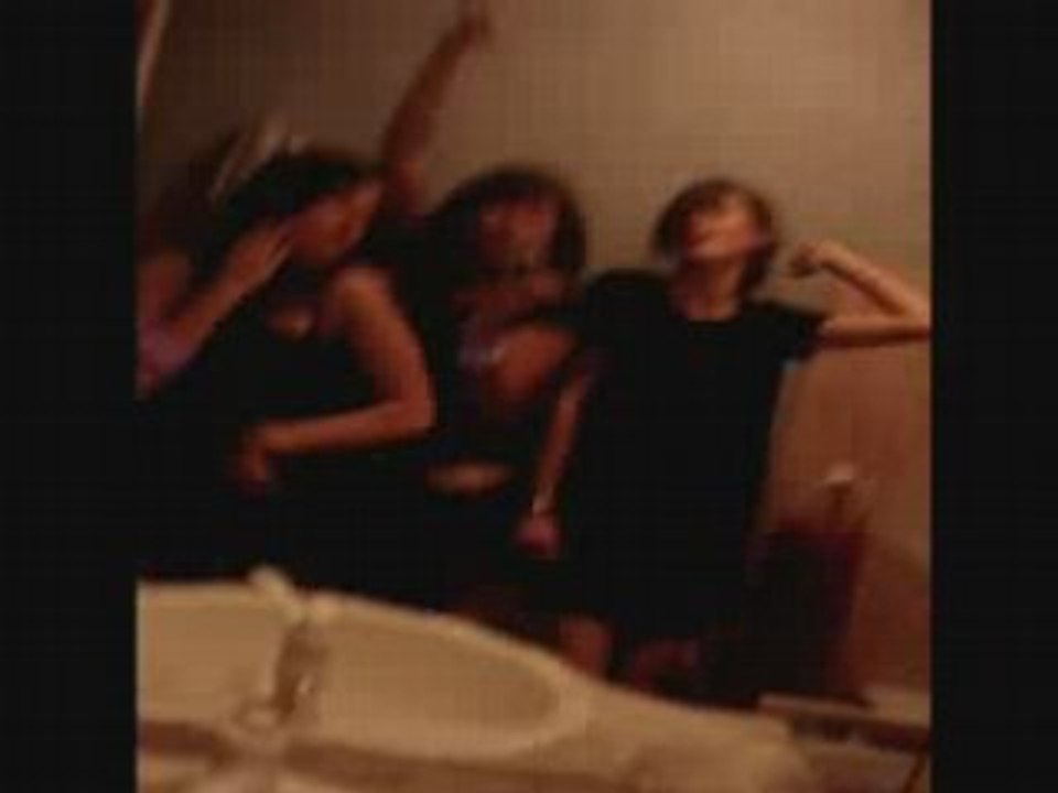 Dance in the bathroom xD