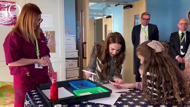 Kate Middleton, regina di stile e cuore: il pied de poule riciclato per la visita ai bimbi malati
