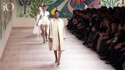 Dior Haute Couture: tra frac e crinoline, un défilé che sfida i confini del tempo