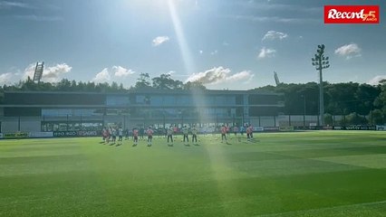 Minuto de silêncio no treino da Seleção em memória das vítimas da tragédia no Elevador da Glória - Vídeos - Jornal Record