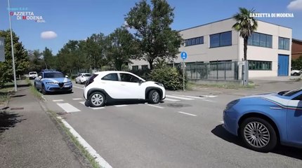 Fuga a tutta velocità sull'auto piena di droga: inseguimento da film in tangenziale da Sassuolo a Modena