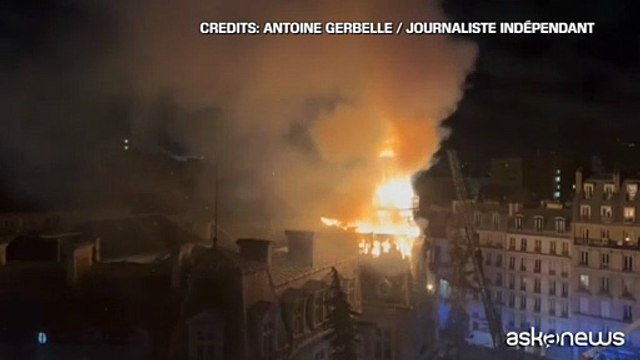 Incendi, brucia Parigi. Grave nella notte, fiamme ora sotto controllo