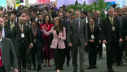 Letizia di Spagna abbraccia il trend "normcore" e con il rosa anticipa la primavera