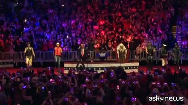 Donald Trump scatenato: balla YMCA con i Village People prima dell'insediamento
