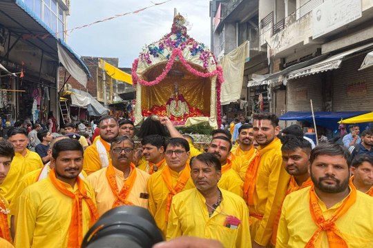 गोनेर में आस्था का अद्भुत नज़ारा: 50 किलो पालकी में जगदीशजी महाराज का सरोवर में जलविहार, देखें वीडियो