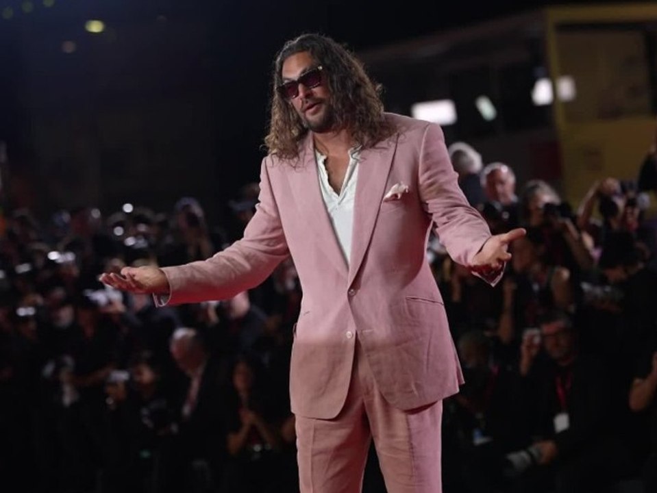 Bis zu den Zehen: Jason Momoa strahlt in Pink