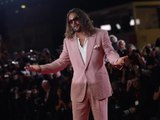Bis zu den Zehen: Jason Momoa strahlt in Pink