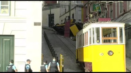Polizia sul luogo incidente funicolare Lisbona: sale a 17 numero morti
