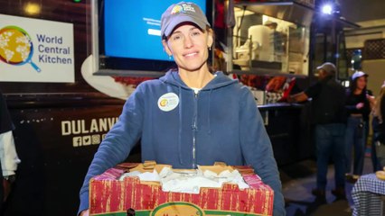 Incendi a Los Angeles, Jennifer Garner diventa volontaria e consegna pasti agli sfollati. Sale numero vittime